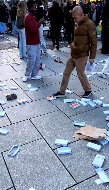 你说德国街头满地都是iPhone17 Pro？
这事儿听起来简直像科幻电影！
