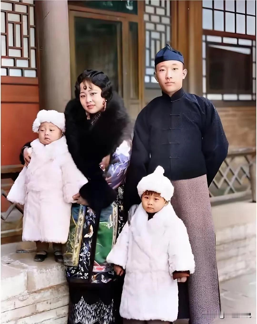 民国上色老照片
在缺衣少穿的民国年代
能填饱肚子是一种奢望
照片上着装光新亮丽的