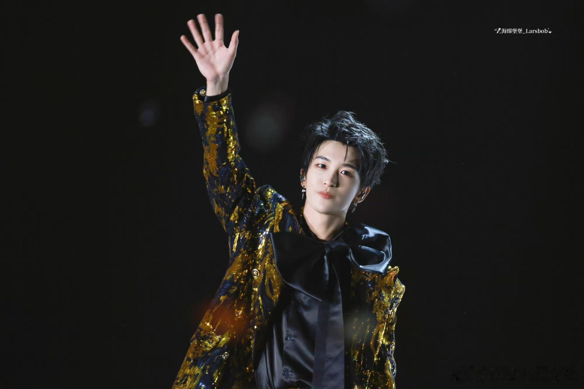 黄子弘凡鸟巢双场售罄黄子弘凡鸟巢售罄黄子弘凡鸟巢双场演唱会全部售罄，开票就秒空，