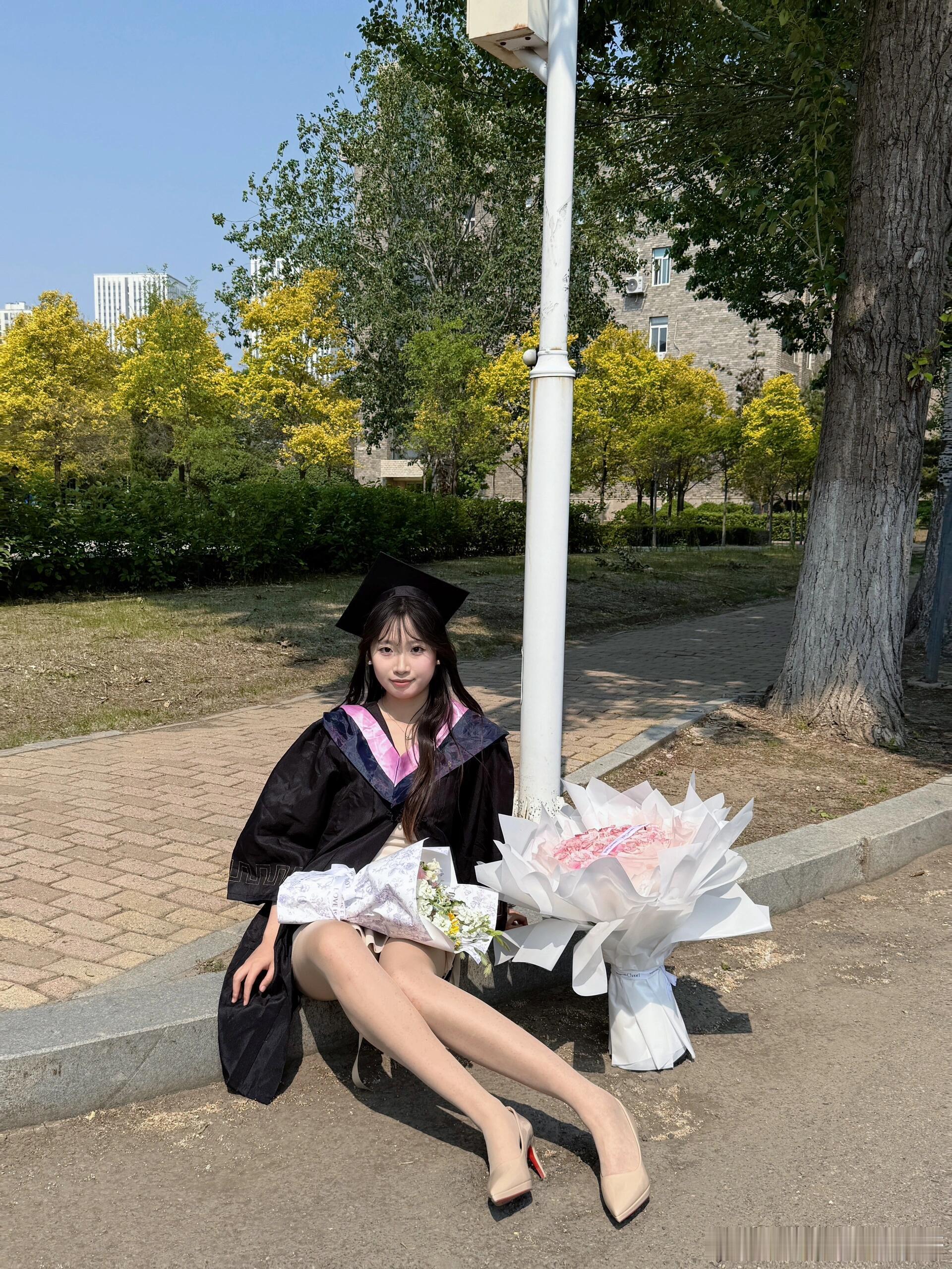 肉色丝袜搭配裸色高跟鞋，遇见最美毕业季~ ​​​