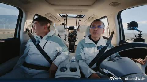 岚图CEO卢放最近开着刚刚新发布的梦想家，挑战用增程车的纯电从天格尔峰，一路开到
