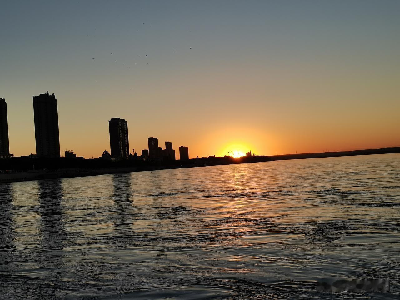 自驾G331专程来黑河看日落🌇
站在江边吹着晚风，江水波光闪闪，对岸就是俄罗斯