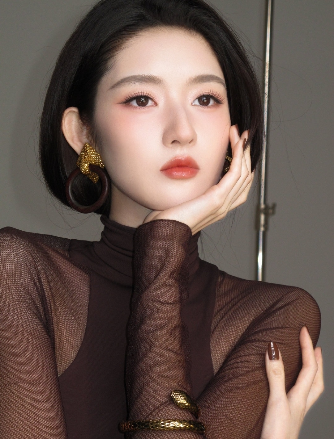 王玉雯透纱紧身裙王玉雯这组透纱裙图有点意思。深棕透纱紧身裙把身材曲线裹得明明白白