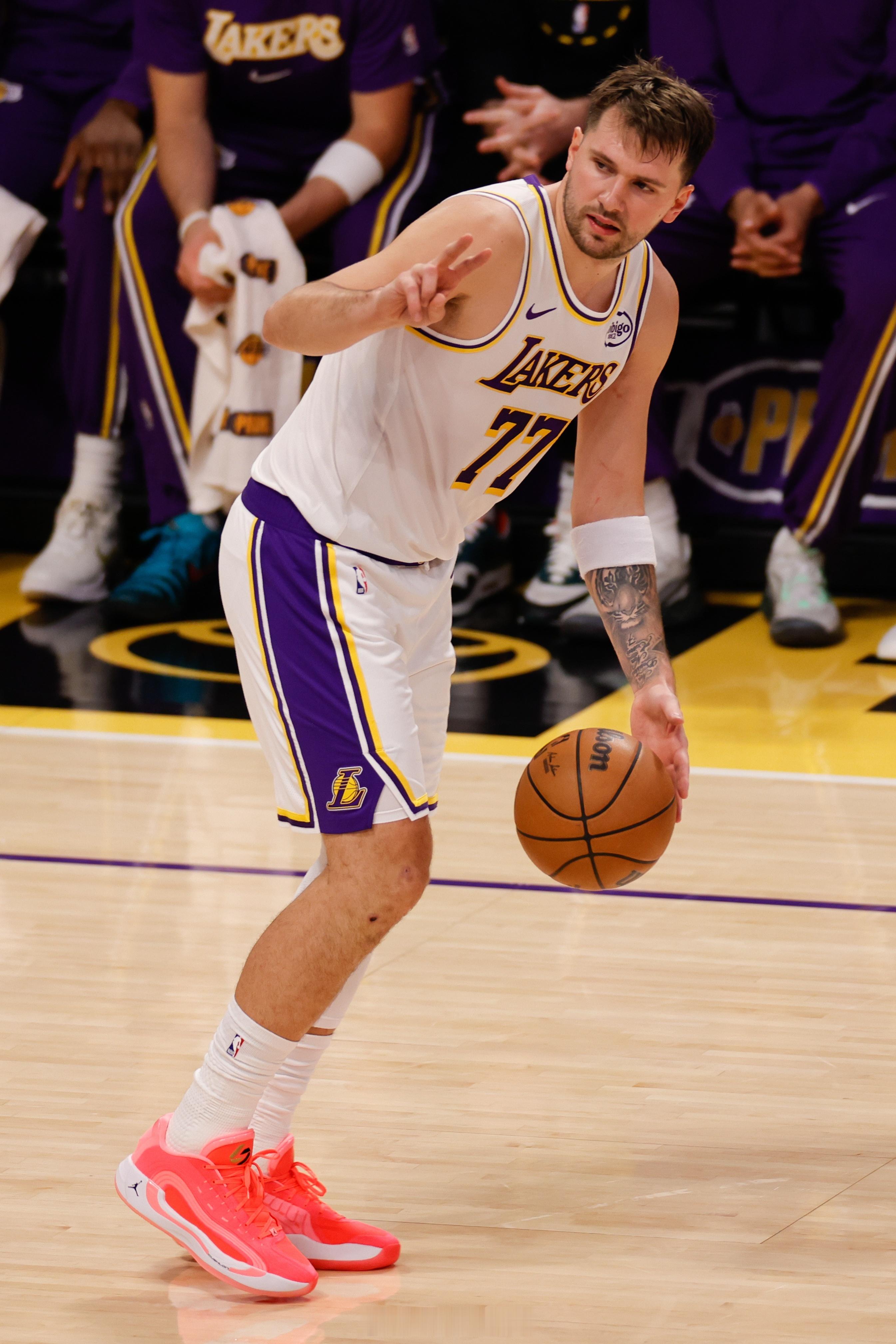 12月8日讯 NBA常规赛激战正酣，76人与湖人正面对话，詹姆斯和恩比德休战一场