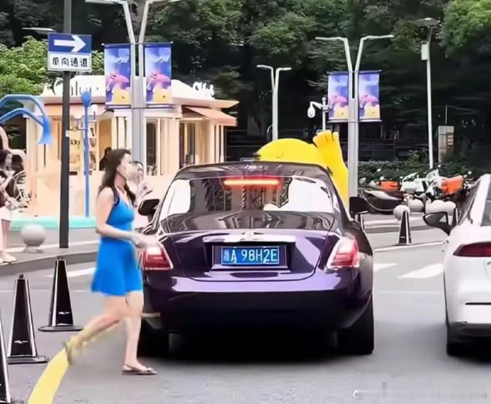 宗馥莉现身杭州街头，坐劳斯莱斯！状态不错，还瘦了！从其八字与大运看，应该是解决了