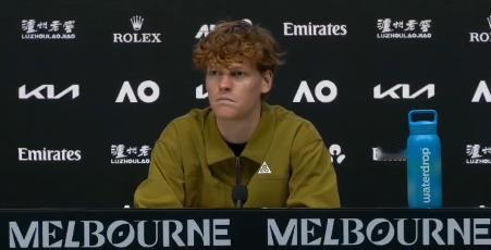 辛纳谈及穆塞蒂在澳网对阵德约科维奇时的退赛：
“洛伦佐真是不幸。从另一方面来说，