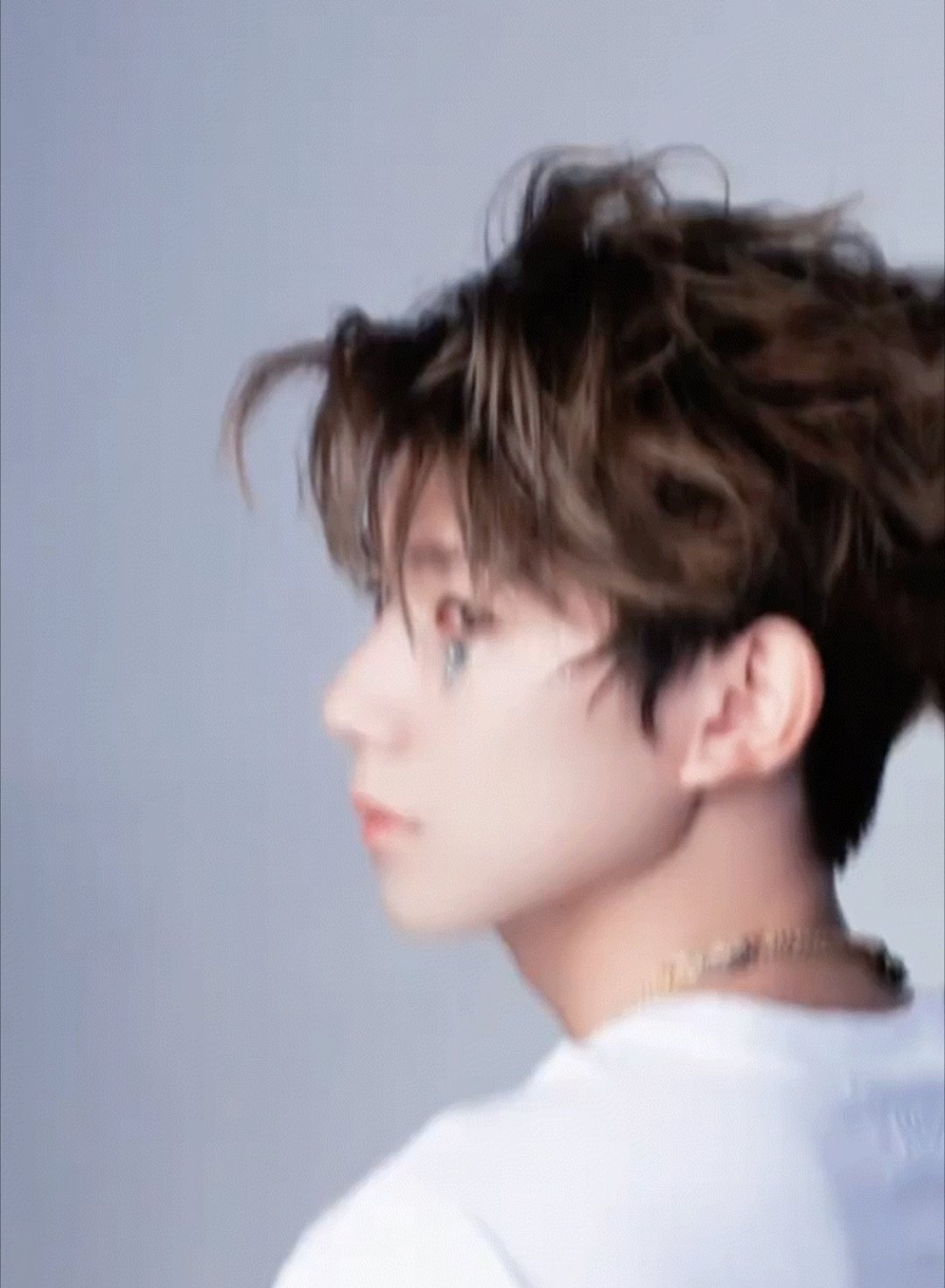 王源薄肌 、王源薄肌的刚刚好 谁能拒绝穿白衣、拥有恰到好处薄肌的王源啊！线条干净