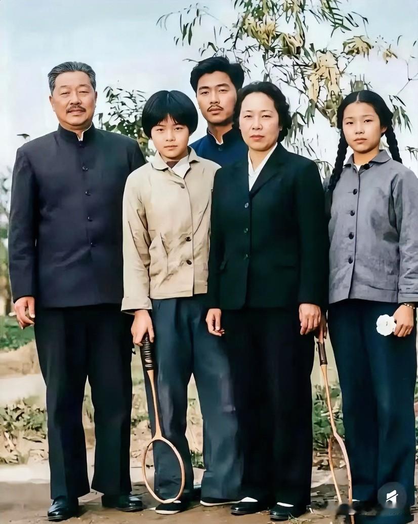 1964年春节前后，贺龙元帅在北京与家人团聚。

前排站着的是贺龙元帅的两个女儿