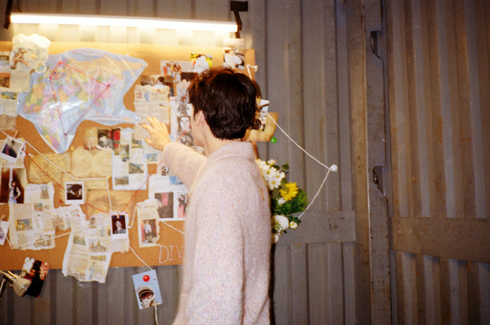 龚俊生日胶片照 龚俊生日胶片照，帅气俊子的生日胶片来啦，和胶片的适配度好高！ 