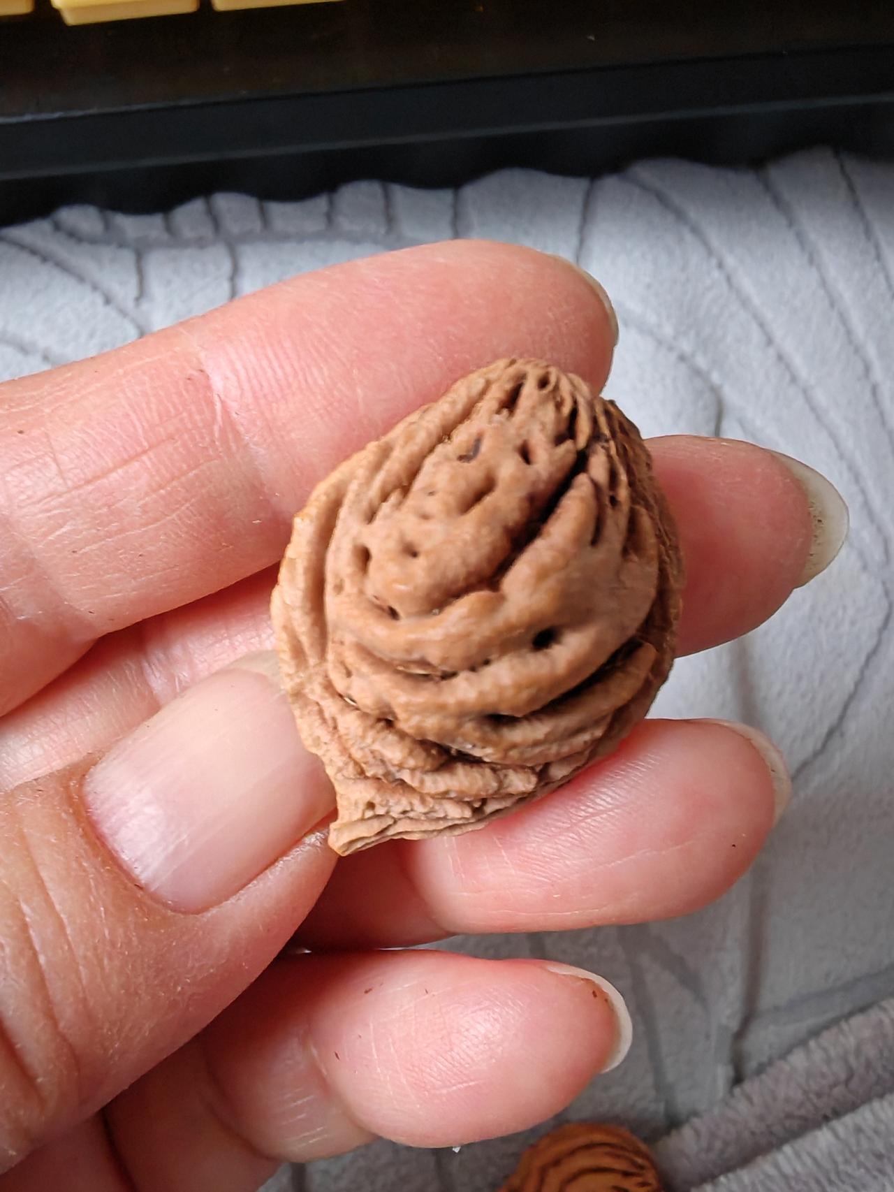 这是初六那天摘的桃枭，一颗树上有三颗哦，虽然不是东南枝，但是它们的纹路清晰，又干