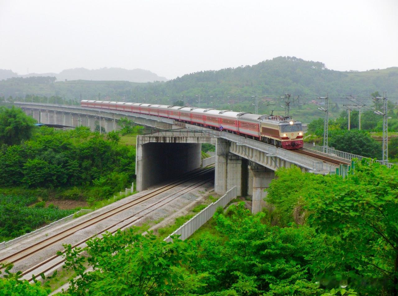 2014年，成都到广州的K194/191次列车运行在遂渝铁路，下边是当时还在建设