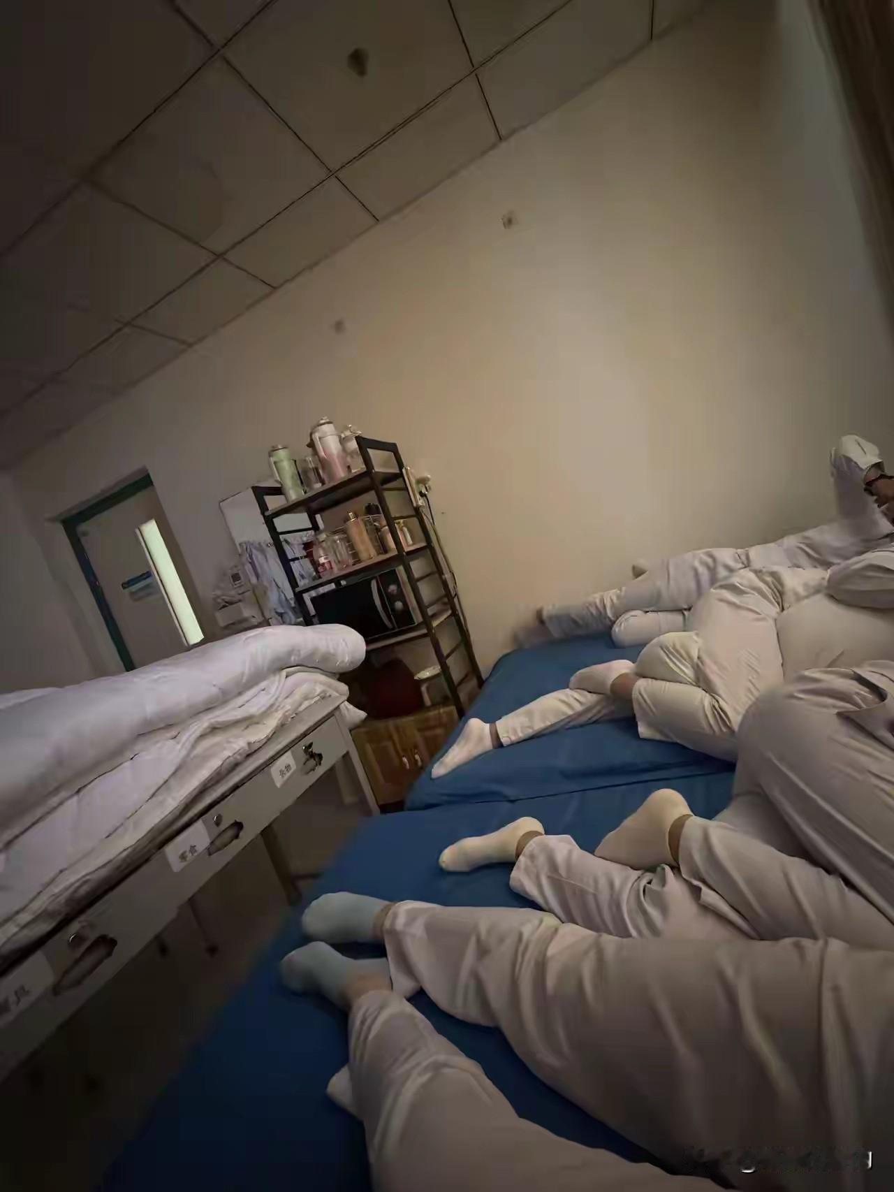 护士小姐姐值夜班
几个人挤在床上
恢复能量