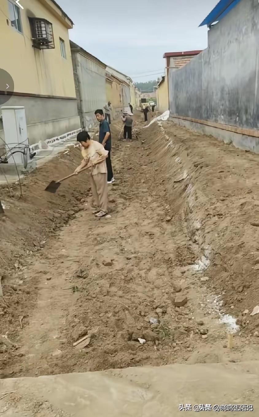 哎，本来村里修路的，看看这些人在干嘛[捂脸]