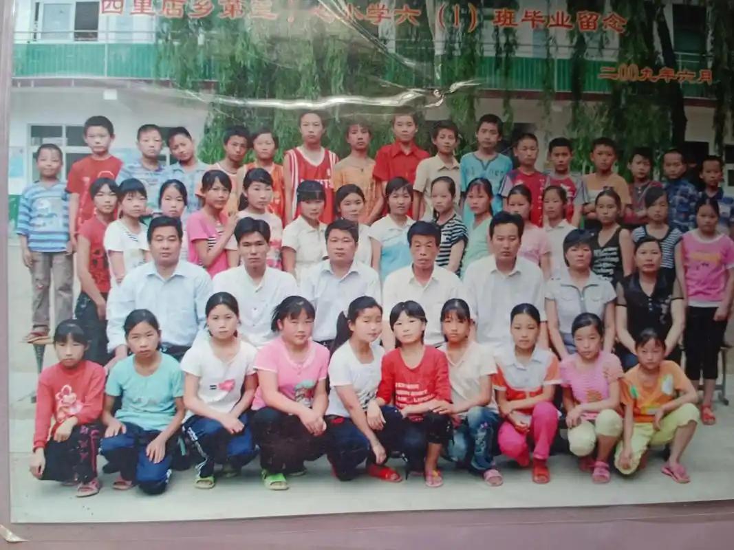 有一些人去参加小学同学聚会，有这个必要吗？几十年不见了，都认不出来了，再说小学时