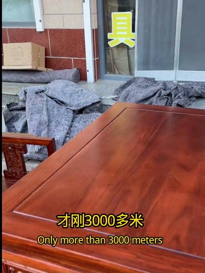 老榆木麻将桌，一桌四椅。
别再花大价钱买实木麻将桌了，老榆木一张桌子，四把椅子才
