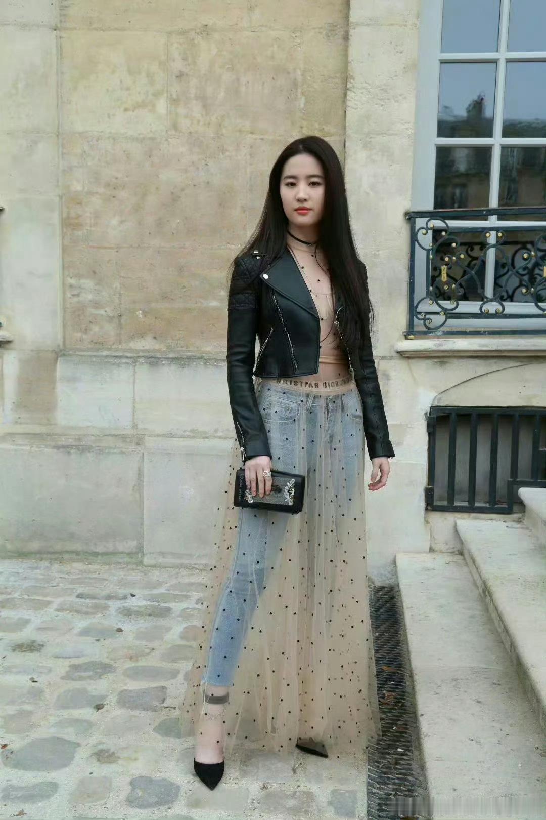 刘亦菲素颜女大刘亦菲时装周看秀造型 