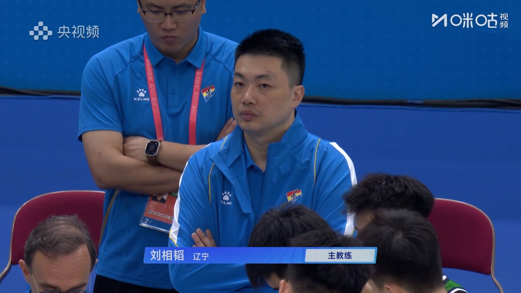 乌戈洛佩斯在布置战术主教练在双手抱拳[泪奔]第十五届全运会 ​​​