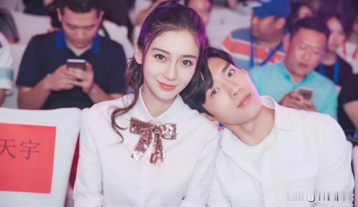 杨颖井柏然靠肩杀！多年后依旧默契，这才是内娱顶级颜值的正确打开方式！


杨颖与
