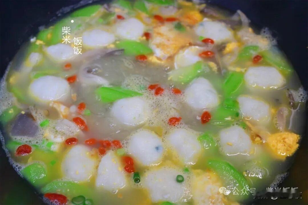 夏天就喜欢这种一锅煮，比炒菜省事，汤鲜味美，营养满满