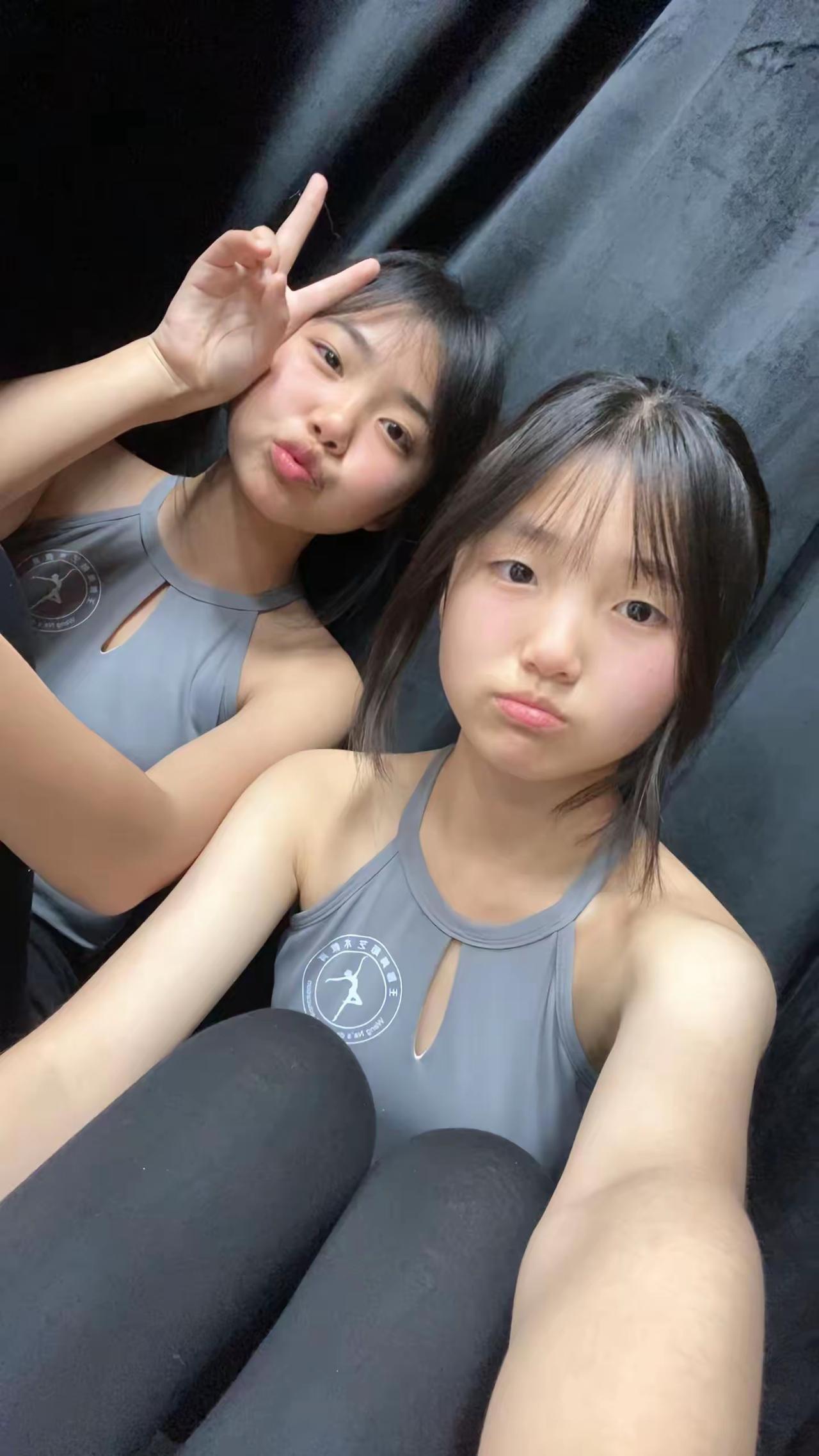 💦 训练后的摆拍时间！和搭子一起瘫着比耶，汗水和搞怪表情都是我们的专属回忆～