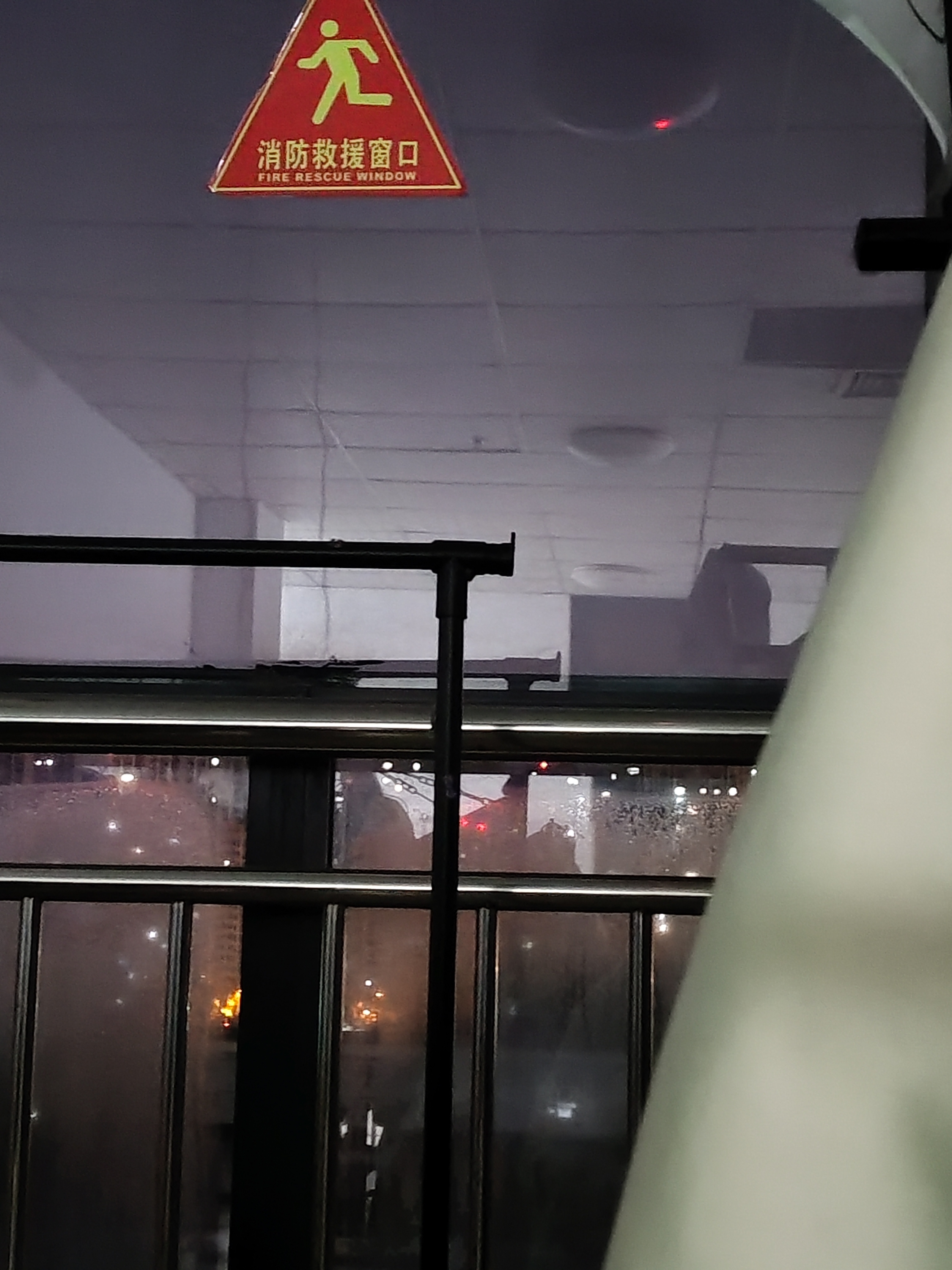 舍敌你们在宿舍吵我的头疼 我又出来找清静了 