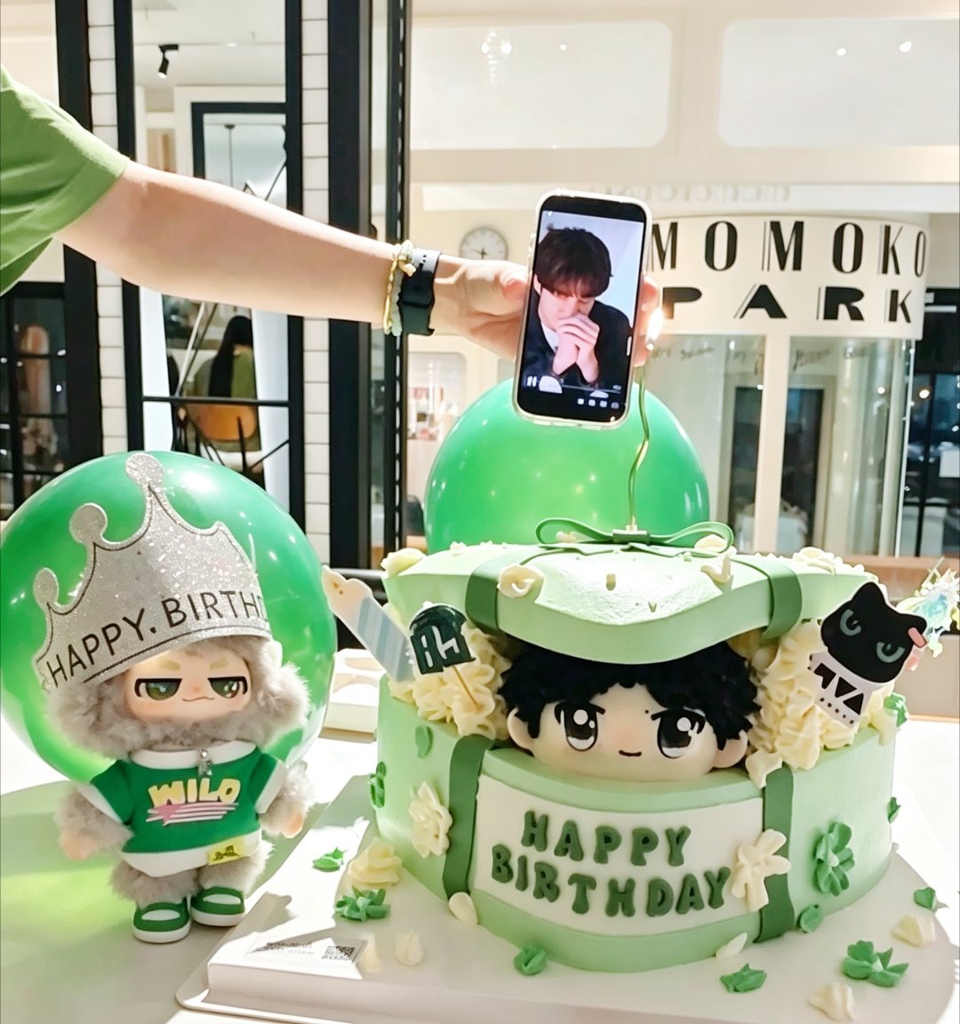 王一博，29岁生日快乐，平安喜乐，陪你过的第六个生日[蛋糕]​​​