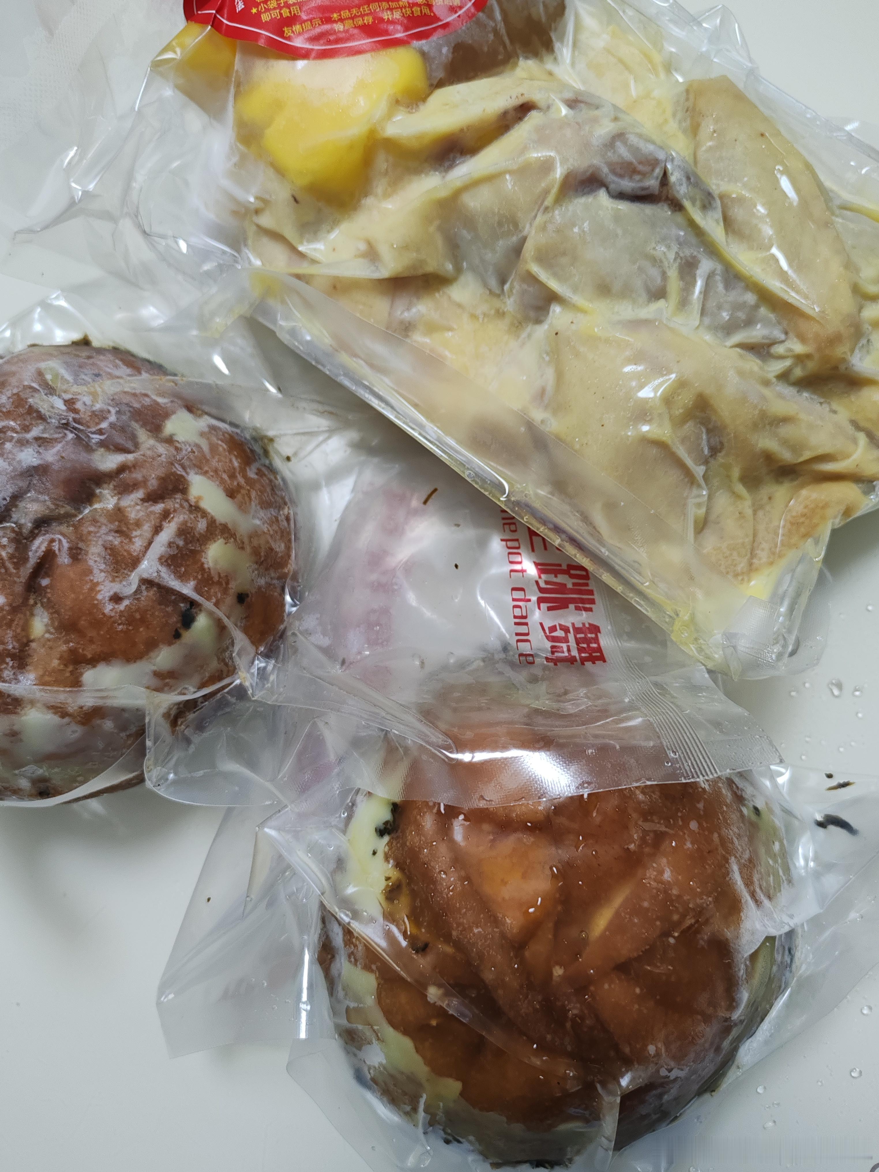 老板也是很有心的。给拿了鸡还有扣肉！ 