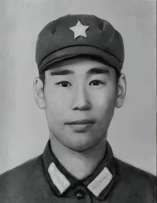 1979年2月，姜利民趁黑夜摸上越军阵地，越军没有发现他。谁知，他突然打开手电筒