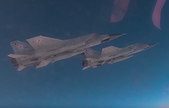 烽火问鼎计划每天认识一件兵器 两架携带9-S-7660“匕首”空射弹道导弹的米格