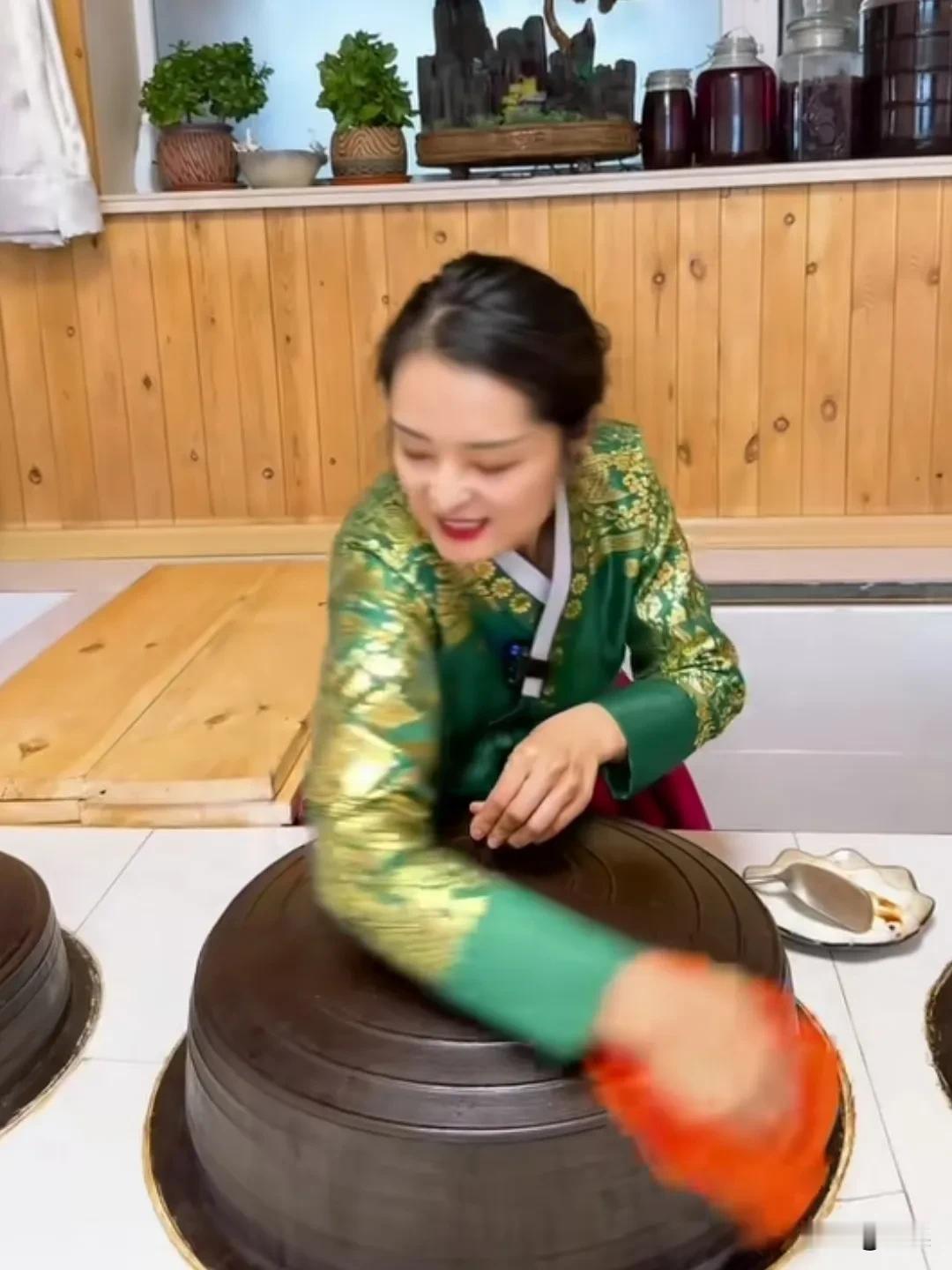 朝鲜族博主有个共同特点：做饭的时候一直在擦锅擦灶台到处擦。

如果你去过东北，尤