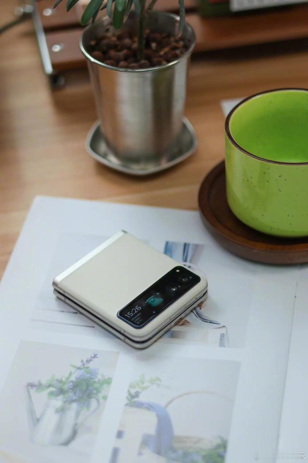说智能手机这两年没进步是假的，以小折叠屏手机为例，去年的moto razr 40