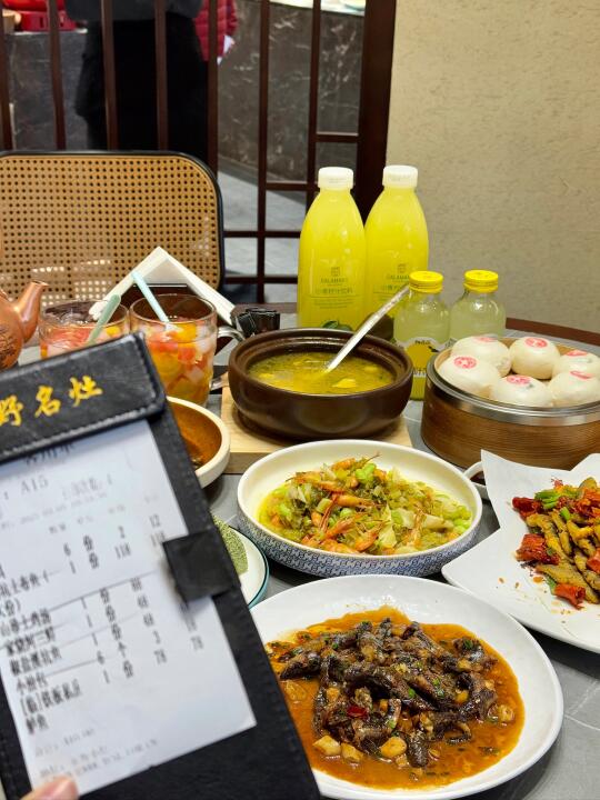 感谢本地人带路。。。吼吼吃。。