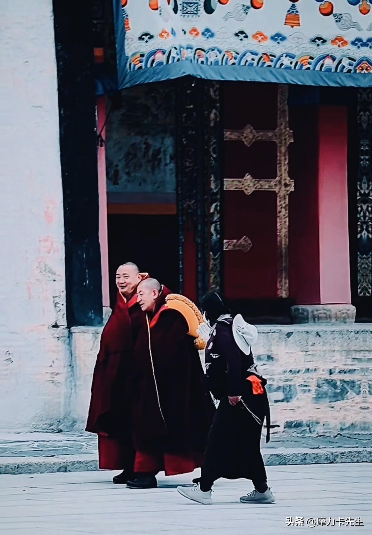 长长的转经筒回廊，盛满岁岁虔诚。绛红僧衣穿梭在红白古寺间，诵经声随风漫过山谷，世