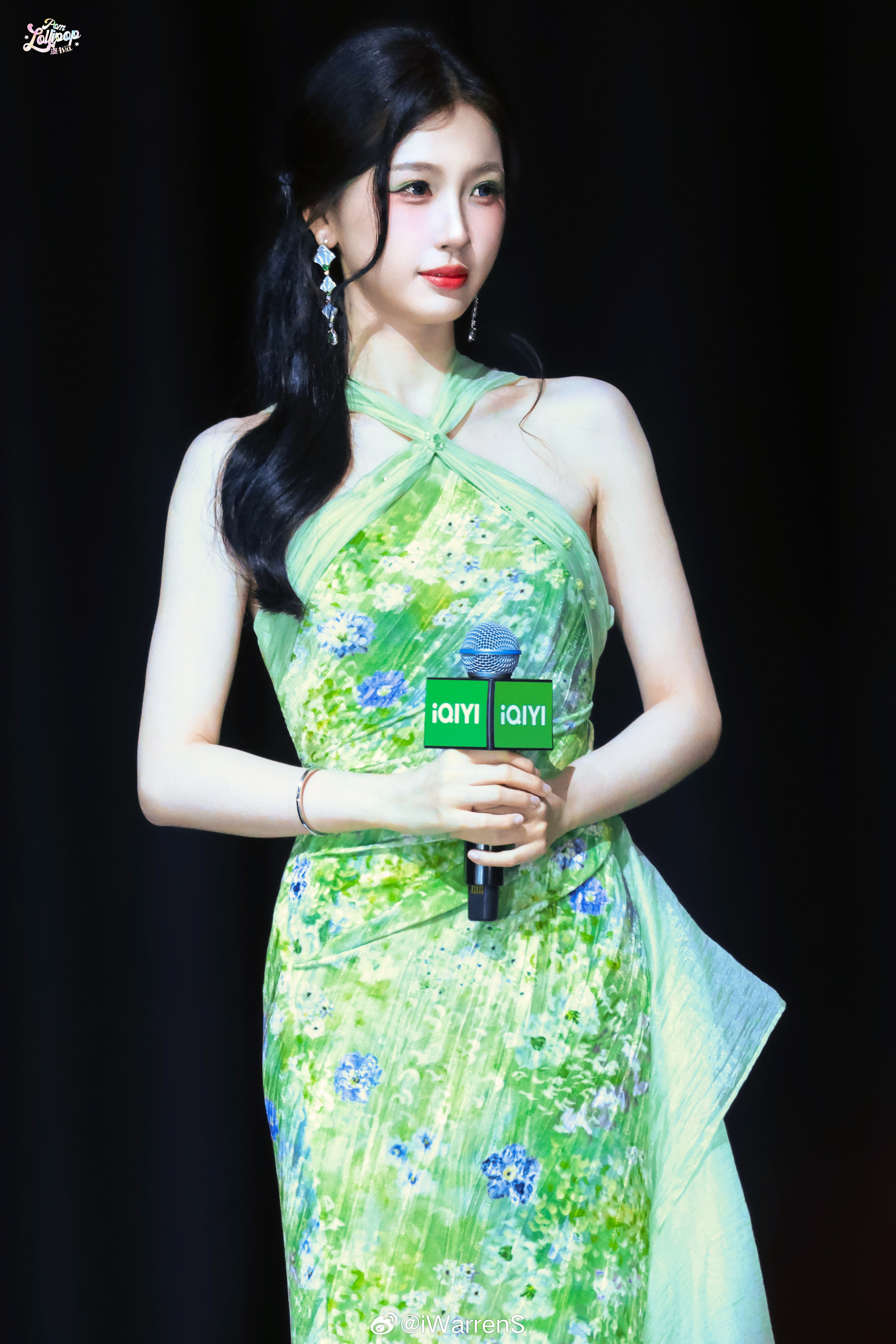 虞书欣绿色裸肩裙造型马来西亚见面会路透，🐟好漂亮啦！虞书欣工作室 审美