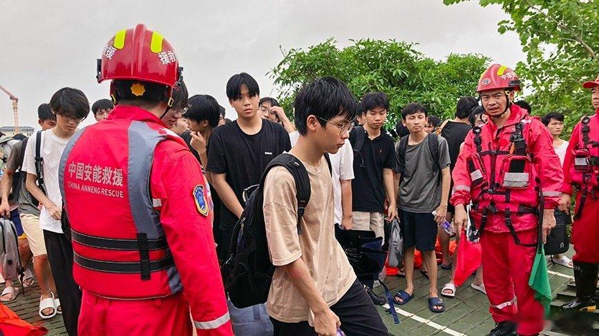 广西加油共渡难关 洪水围困校园之际，中国安能的动力舟桥化身硬核“救援航母”破浪而