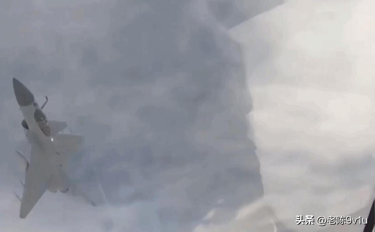 当中国自主研发的歼-10战机迎来首飞28周年之际，人民空军多支部队正组织歼-10