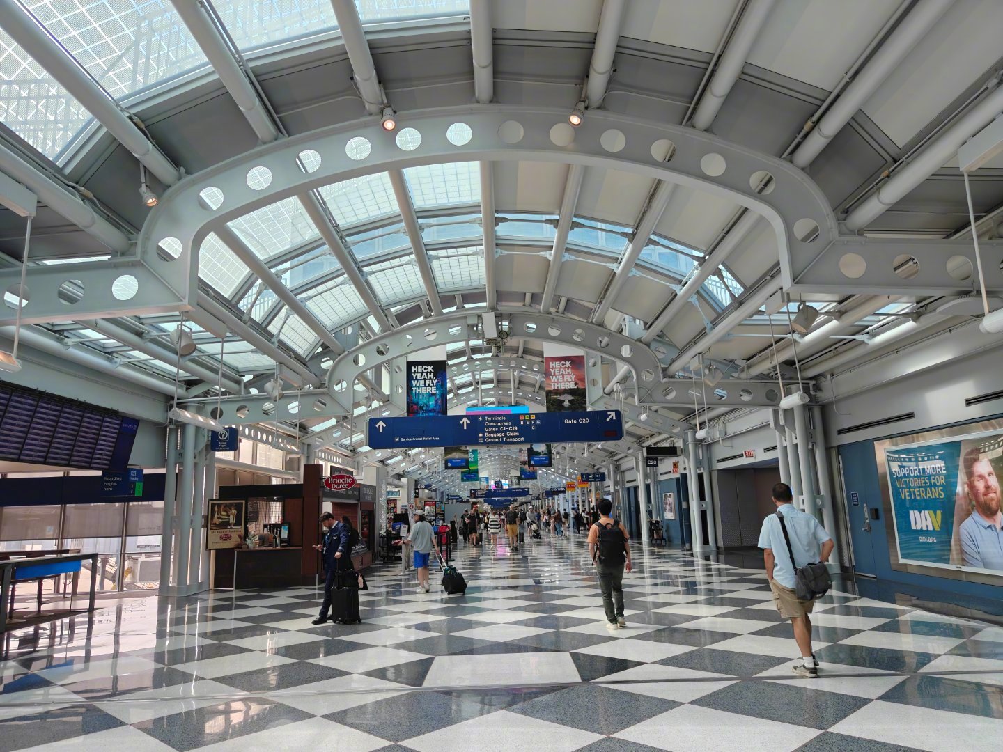 航空君航空科普 芝加哥奥黑尔机场初体验，小火车把几个航站楼连起来，不算太麻烦。值