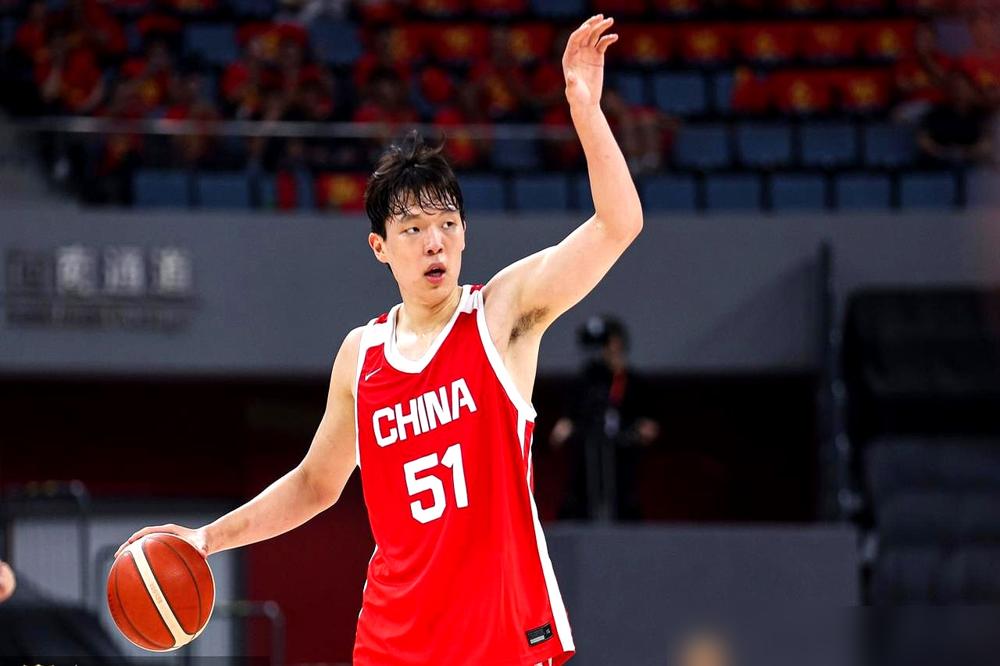 开拓者换教练了。

这已经是杨瀚森到NBA之后，换的第三个主教练。

新教练叫诺