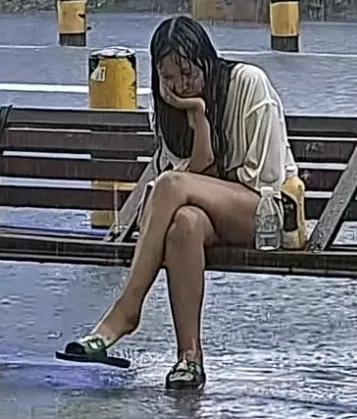 雨中救人视频刷屏了，

没人提她，

她也没出现在任何画面里。

那天惠州大亚湾