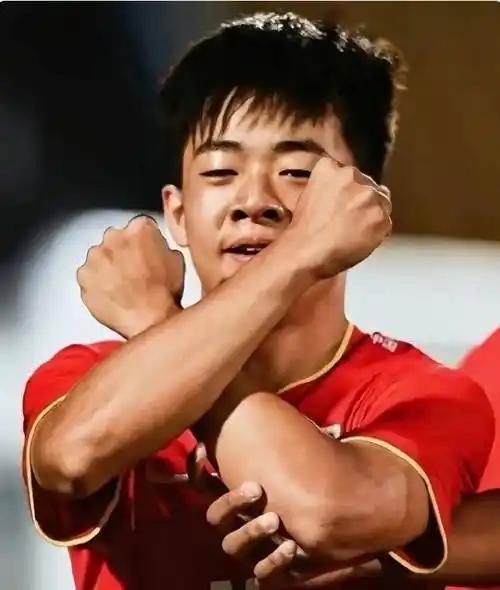 看了赵震的分析，总算搞明白邝兆镭为啥在B名单了。简单说，就是把球员放B名单有两种