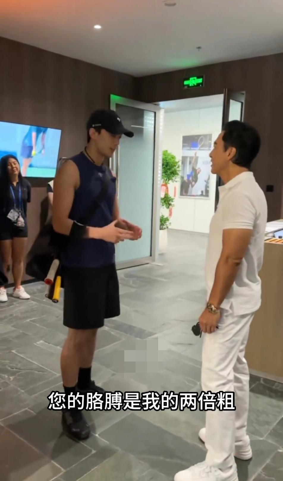 单独看吴磊很壮，和60多岁的甄子丹一比，竟然看起来瘦弱了很多！为什么吴磊那么年轻