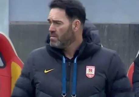 长春亚泰主帅下课！12月31日长春亚泰官方宣布，苏亚雷斯不再担任俱乐部一线队主帅