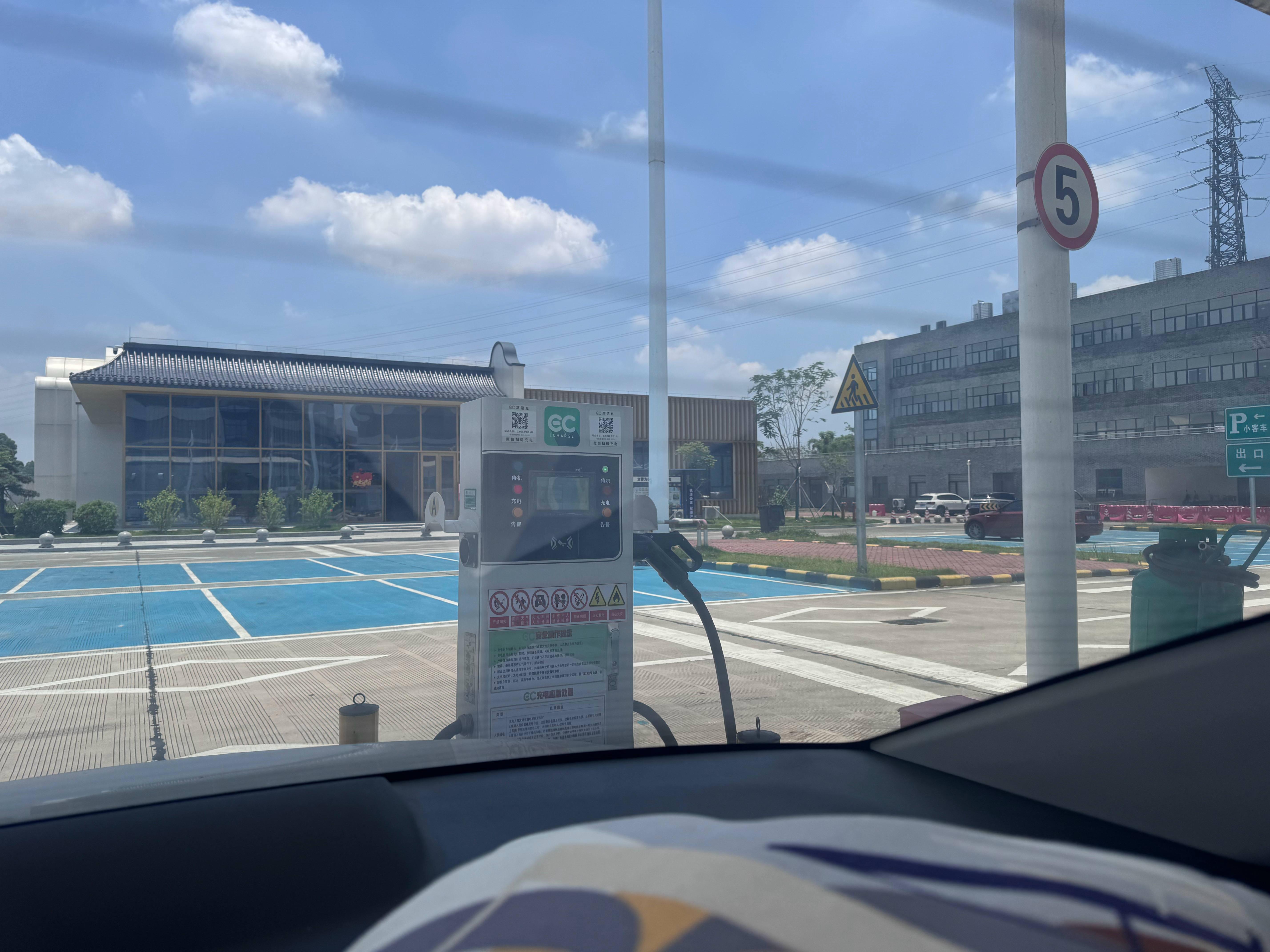 打了个车去机场，大概100公里吧，开了一会大哥说：我充10分钟电行吗，不然可能到