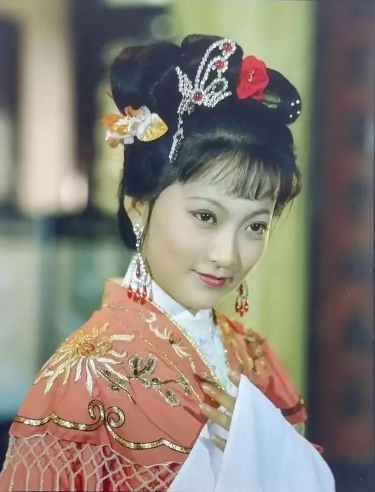 李勇勇在《花烛泪》扮相美丽，仪态万千，有古代闺秀气质。个人觉得让她演晴雯有点大材