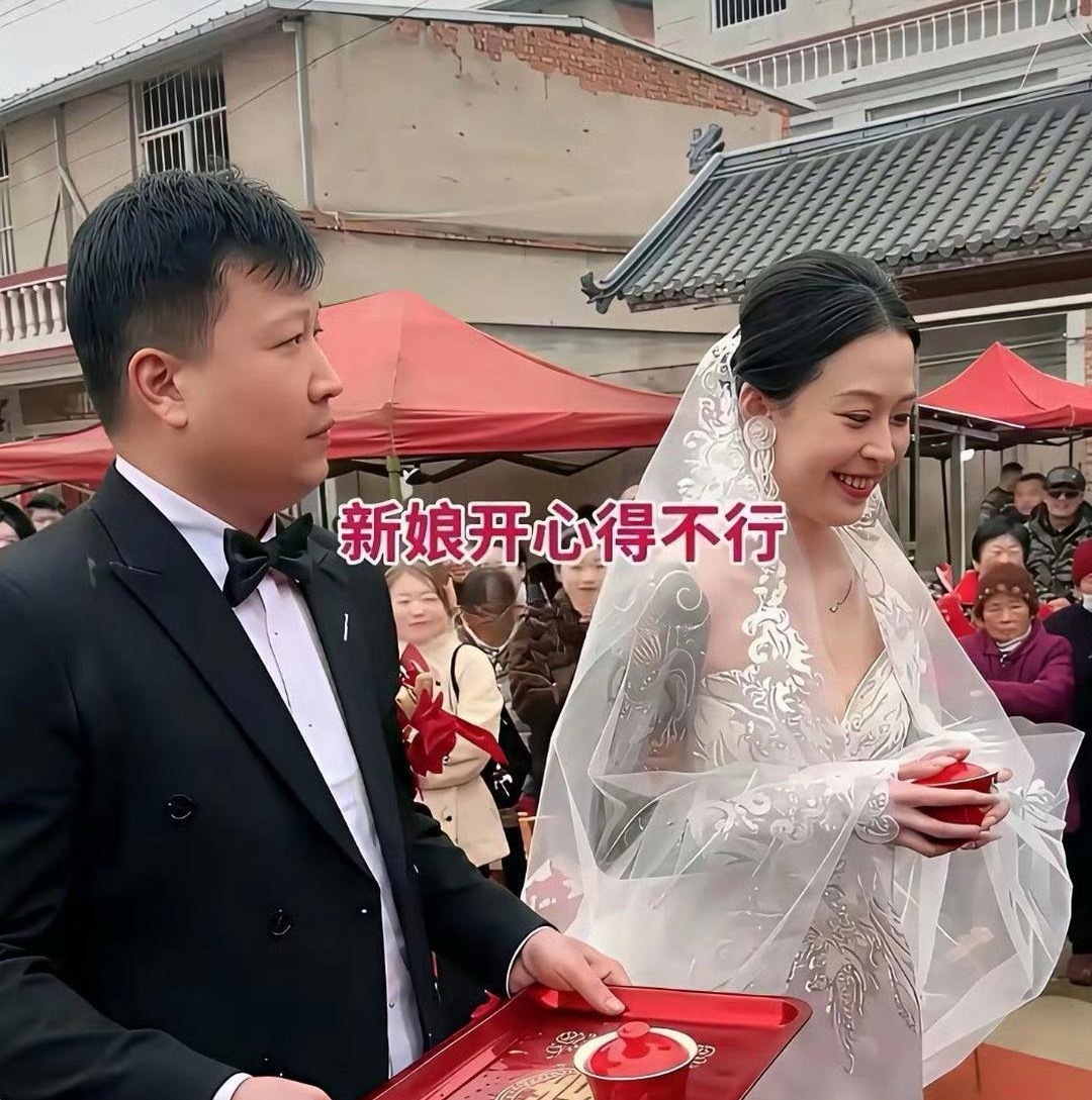 31岁小伙子迎娶40岁大姐大 新娘笑得合不拢嘴 新郎看上去并不是很高兴 