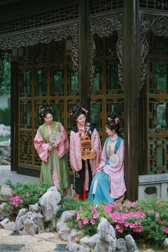 明•柳下笙歌庭院,花间姊妹秋千🎋客