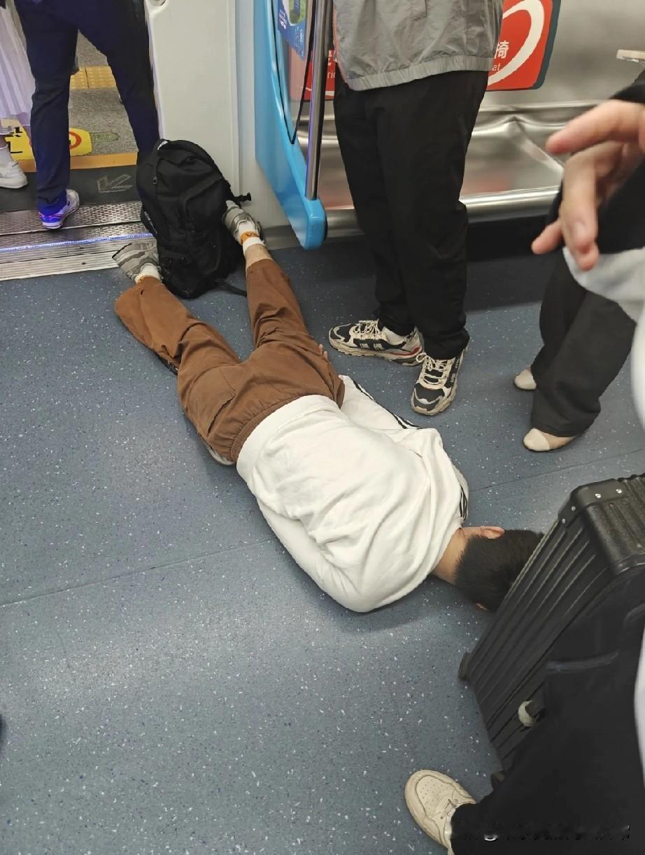 周一地铁里这幕，看得我后背发凉！
 
今早挤地铁差点喊出声——一个穿白卫衣的哥们