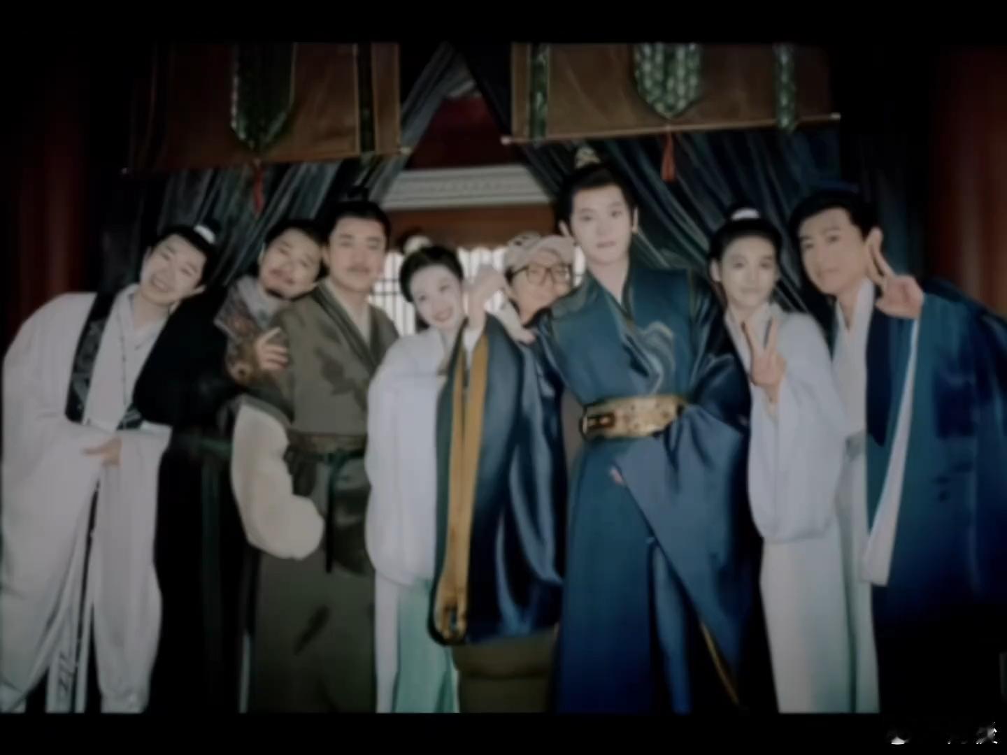 王楚然丞磊伟大的杀青梗 🥹戏里是情深不负，戏外是真心相待。王楚然丞磊用最沉浸式