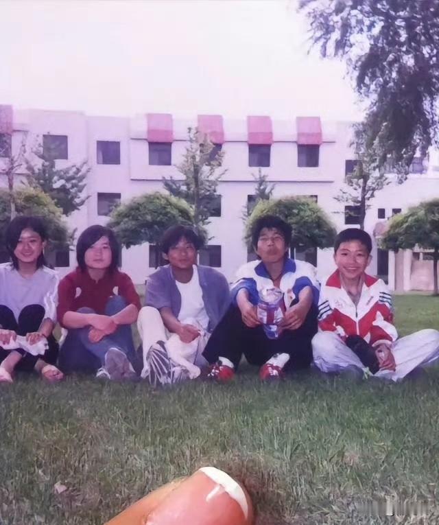 赵丽颖的初中同学，刚刚做了一件让所有粉丝心跳暂停的事。
他翻出了压箱底的老照片。