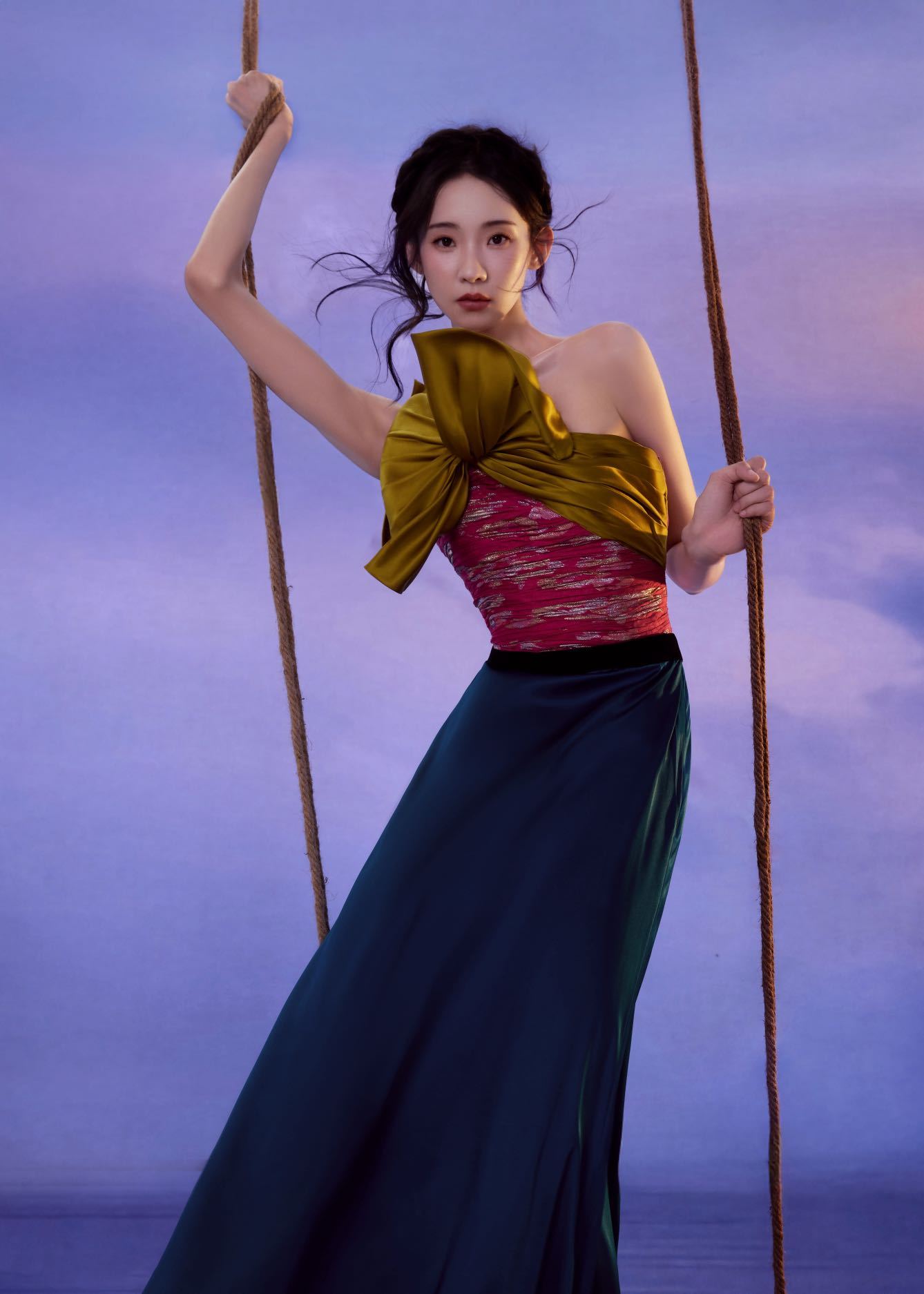 张艺凡镜头下得多瘦 美得我眼睛一亮又一亮！像是把海浪凝练成了诗行[哇]身形高挑曼